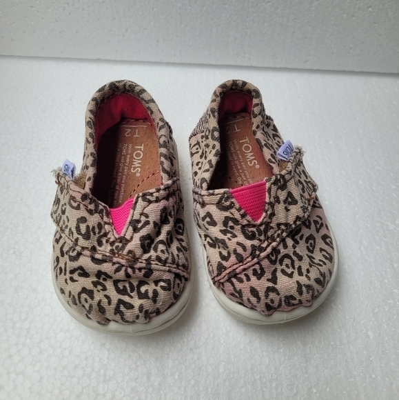 Toms Other - New Tiny Toms Baby shoes Size 2 Leopard  Cheetah Pink
